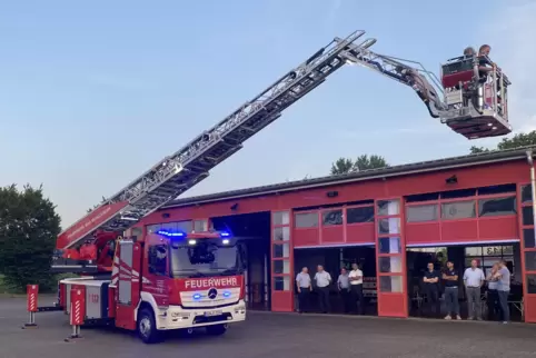 Die neue Drehleiter der Feuerwehr Bad Bergzabern hat rund eine Million Euro gekostet.