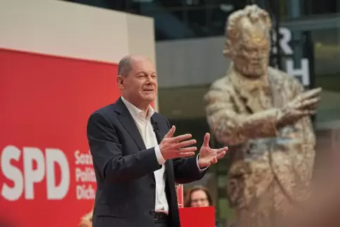 Der frühere Kanzler Olaf Scholz (SPD) vor der Bronze-Skulptur von SPD-Übervater Willy Brandt. Der russische Überfall auf die Ukr