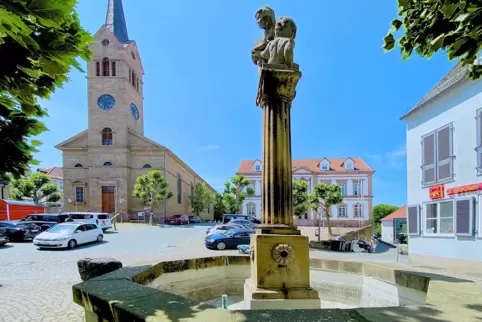 Versiegt und vom Zahn der Zeit gezeichnet: der Hutmacherbrunnen auf dem Kuseler Marktplatz im Juni 2025. Ende Juli wird er 100 J