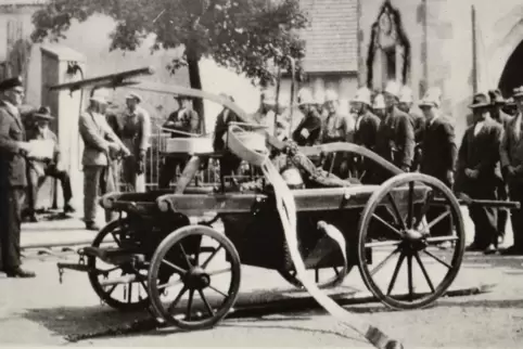 Historisches Feuerwehrgerät: Eine Spritze aus dem 19. Jahrhundert in Waldgrehweiler.