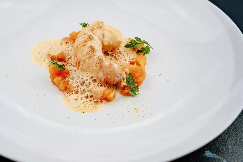 Sautierte Felsen-Languste mit Charantaise-Melone und Krustentierschaum aus dem Hause Borst.