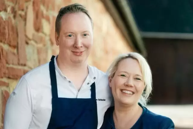 Bei Schockes Küche kocht Maximilian Schocke das Menü, Lara Schocke empfiehlt den passenden Wein dazu.