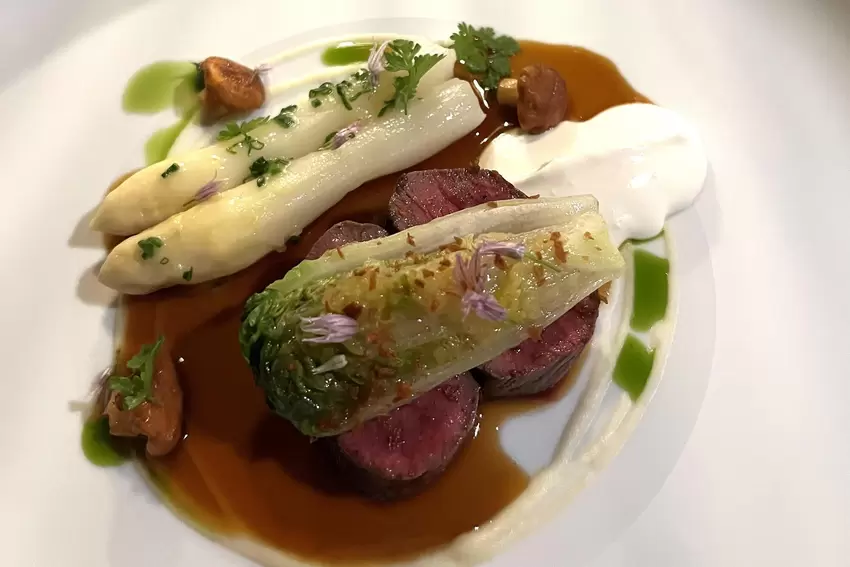 Rehrücken mit Spargeljoghurt, weißem Spargel und Romanasalatherz von Schockes Küche.