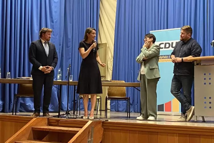 Claudia Braun (Zweite von links) dankte nach der Abstimmung f&uuml;r den Vertrauensvorschuss. Es gratulierten (von links) Landtagsabg