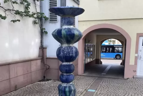 Kein Brunnen mehr: Stele von Frank-Rainer Liebscher im Kulturhof. 