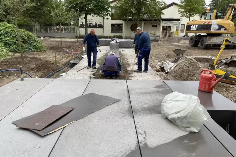 Brunnenbau 2021: inzwischen Defekt an Wasserspiel auf dem Platz der Stadt Ravenna. 