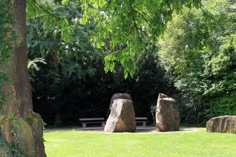Platz der Stadt Kursk: Brunnenanlage mit Findlingen. 