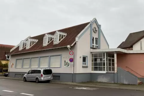 Pfarrheim-Gebäude in Harthausen: Hier öffnet in Kürze die neue Kita.