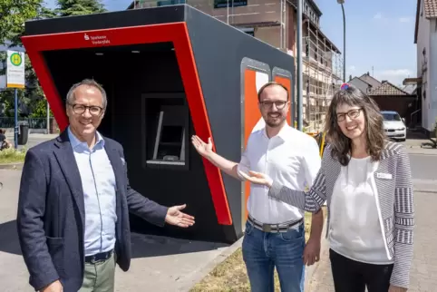 Von links: Vorstandsmitglied Oliver Kolb, Ortsvorsteher Dennis Schmidt (CDU) und die für Ruchheim zuständige Geschäftsstellenlei