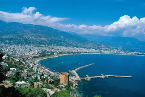 Alanya mit seinem Roten Turm ist auch für viele Deutsche ein beliebtes Urlaubsziel an der türkischen Mittelmeerküste.