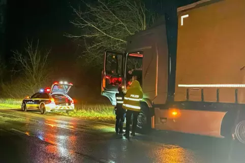 Durchgenässt, aber fokussiert: Die Polizisten bei der Kontrolle. 