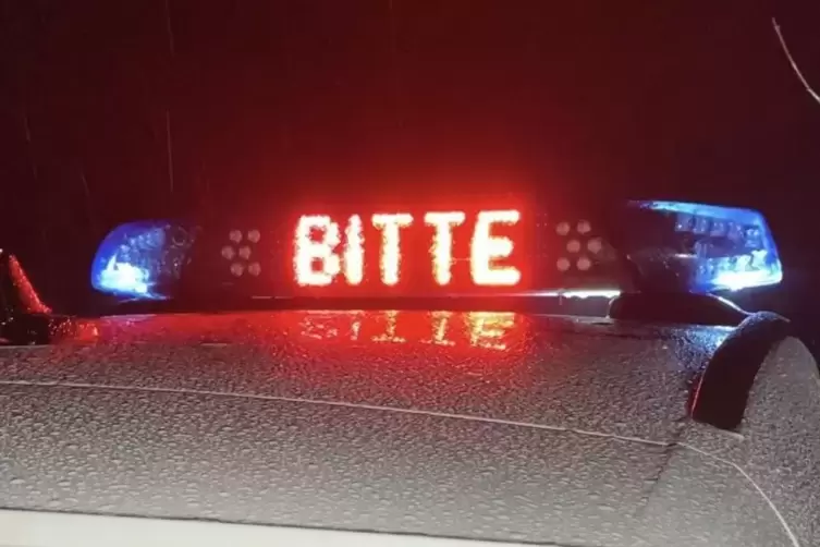 &bdquo;BITTE FOLGEN&ldquo;: Mit klarer Ansage wird der erste Fahrer auf den Seitenstreifen gelotst.
