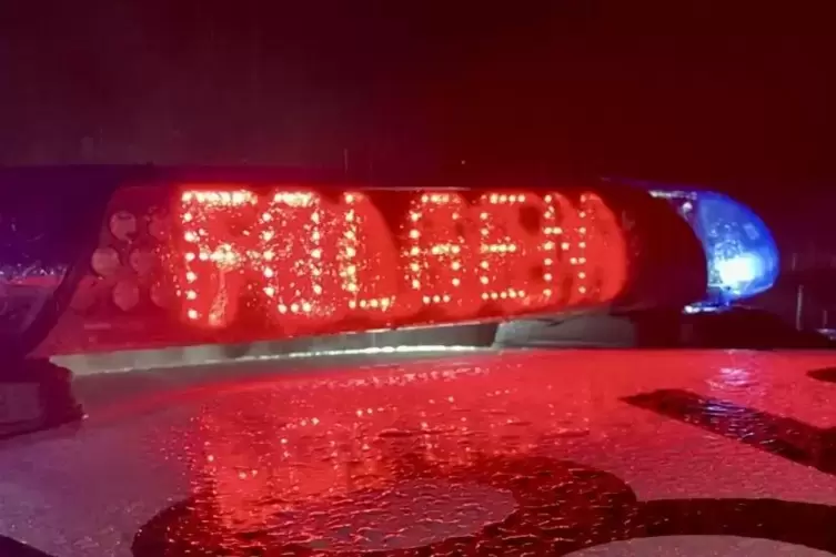 &bdquo;BITTE FOLGEN&ldquo;: Mit klarer Ansage wird der erste Fahrer auf den Seitenstreifen gelotst.