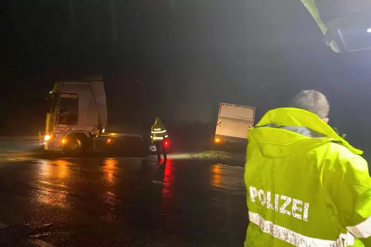 Schlamm, Regen, Dunkelheit: Lkw und Zugmaschine m&uuml;ssen m&uuml;hsam getrennt werden 