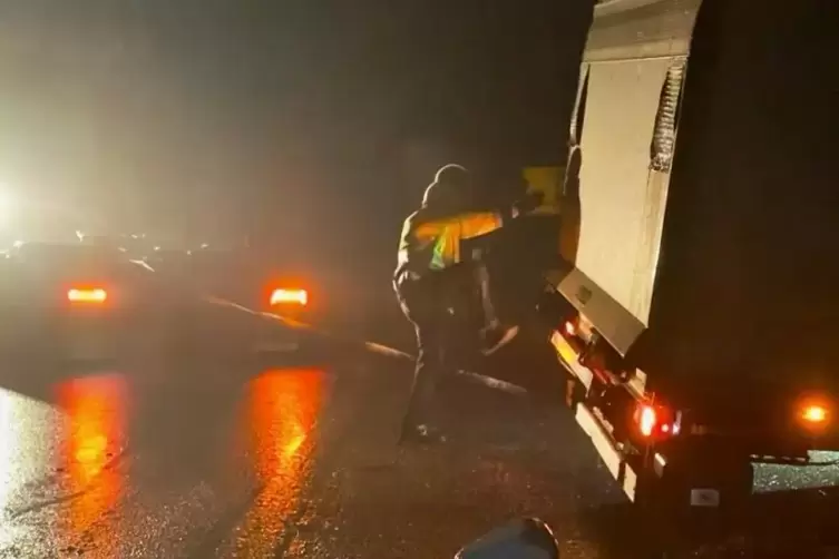 Der junge Brummi-Fahrer springt dem festgefahrenen Trucker zu Hilfe. 