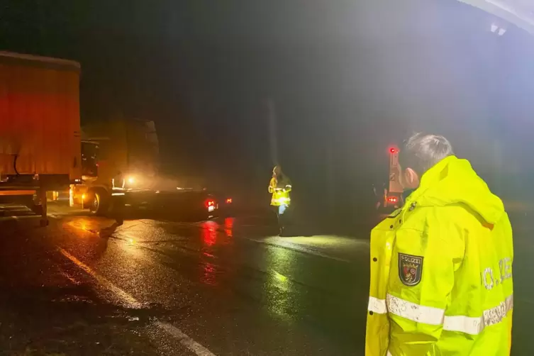 Gemeinsam aus dem Morast: Improvisierte Rettung in der Nacht 
