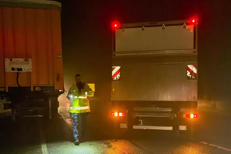 Gemeinsam aus dem Morast: Improvisierte Rettung in der Nacht 