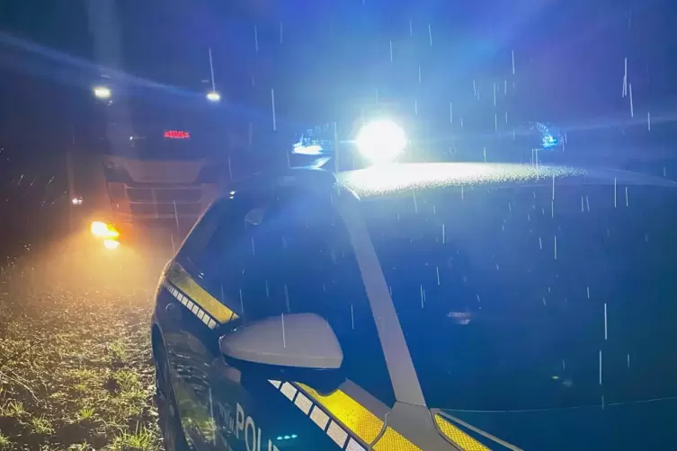 DieRegen prasselt, Blaulicht zuckt, Brummis donnern: 
