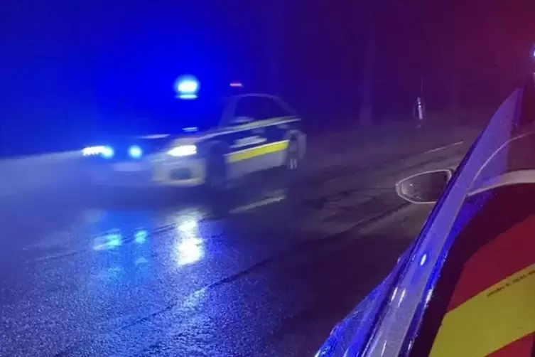 Durchgen&auml;sst, aber fokussiert: Die Polizisten bei der Kontrolle.