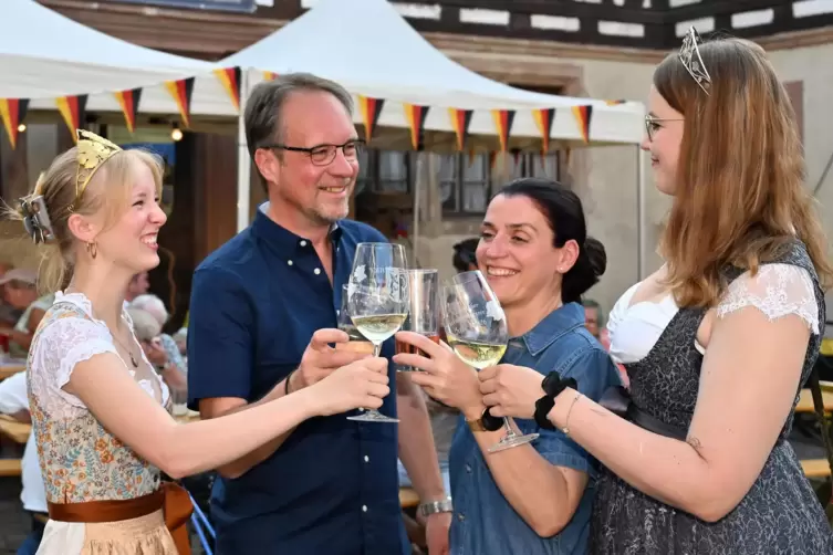 Ortsvorsteher Pascal Bender und die sächsische Landtagsabgeordnete Ina Klemm stoßen mit den Weinprinzessinnen Janice (Haardt/lin