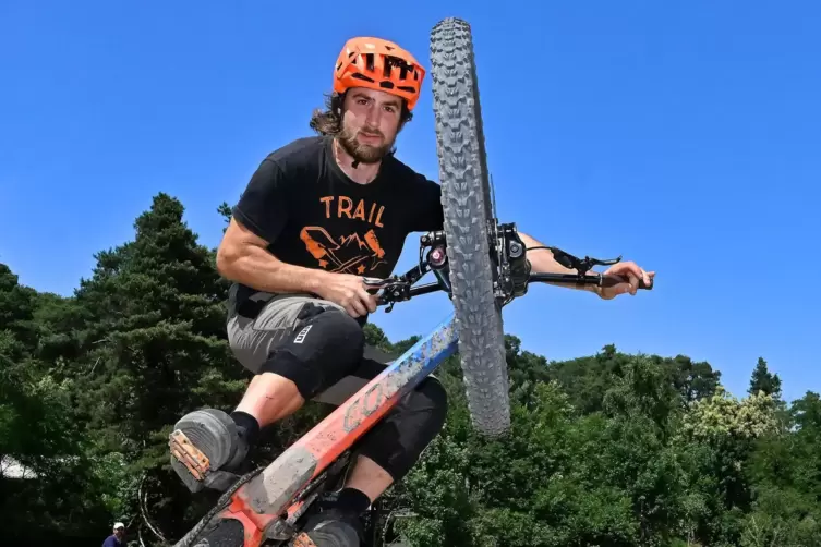 Aus Fuballplatz wird Pumptrack: Gewagte Sprnge dank Engagements von  Brgern - Breitensport - DIE RHEINPFALZ