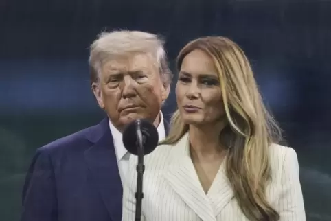 US-Präsident Donald Trump und First Lady Melania Trump während der Militärparade 