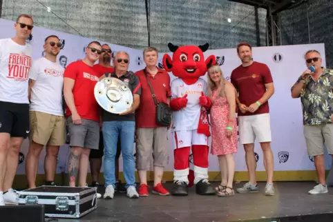 Die Fans aus Herxheim vom FCK-Club-72 hatten schon um die Mittagszeit gute Laune: Sie gewannen das Fußballturnier. Der FCK präse