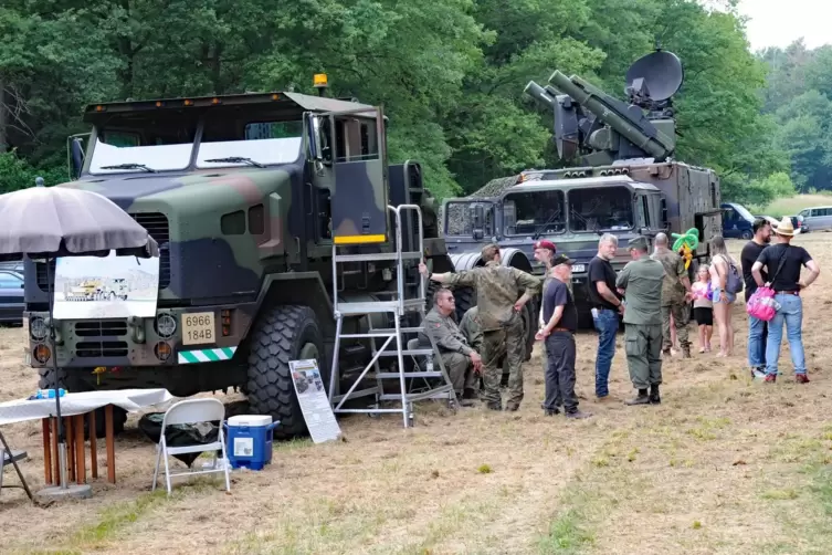Interessante Einblicke: Beim ersten Veteranentag in Hütschenhausen konnten Besucher nicht nur Informationen sammeln, sondern auc