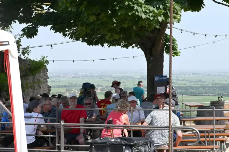 Auf der Wachtenburg half ein leichter Wind gegen die Hitze. 