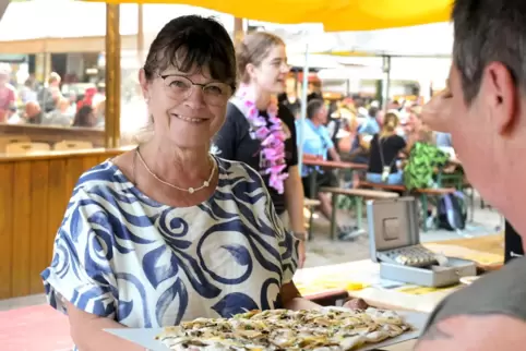 Getrud Krüger kümmert sich um alles, was mit dem Spargel zu tun hat. Neu dieses Jahr: Spargel-Flammkuchen.