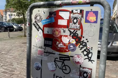 Königsplatz: Schild kaum noch erkennbar. 