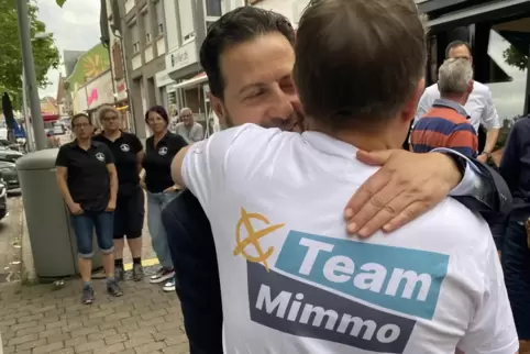 Wird von seinen Leuten gefeiert: Grünstadts künftiger Bürgermeister Mimmo Scarmato nach seinem Wahlsieg am Sonntagabend. 