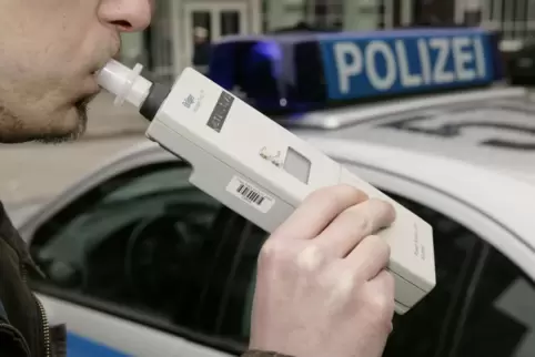 Zwei 40-Jährige mussten pusten. Einer weigerte sich. 