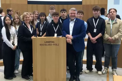 Schüler der Klasse 10c bei der Preisverleihung im Mainzer Landtag, hier im Bild mit dem SPD-Landtagsabgeordneten Andreas Rahm. 