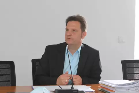 Nicht nur seinen Platz im Rathaus muss er aufgeben, auch den Vorsitz des Verbandsgemeinderats: Frank Rüttger. 