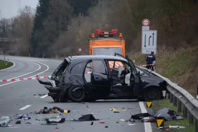 2014: ein schwerer Unfall auf der B54 bei Münster. Inzwischen gibt’s dort Mittelleitplanken. Davon kann man auf der B10 nur träu