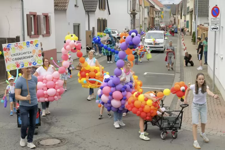 Auch der Kindergarten in Gro&szlig;niedesheim hat sich am Umzug beteiligt.