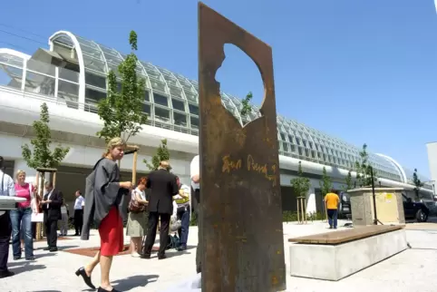 Der Ernst-Bloch-Platz mit Ernst-Bloch-Denkmal.