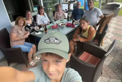 Familie Paul hat wieder gemeinsam die Sendung verfolgt. Der stolze Sohn Noel macht ein Foto. 