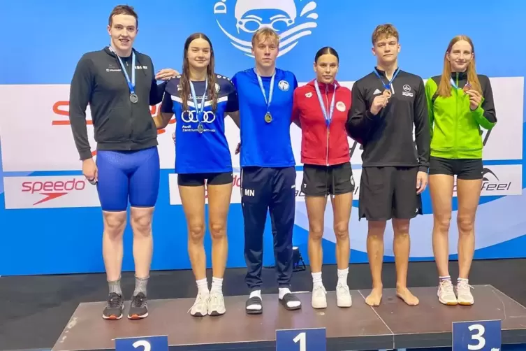 Das Podium des Jahrgangs 2008 der Jungs und M&auml;dchen &uuml;ber 200 Meter Freistil: Leo Ilias Baumann (links), Schwimmer der Wasserspor