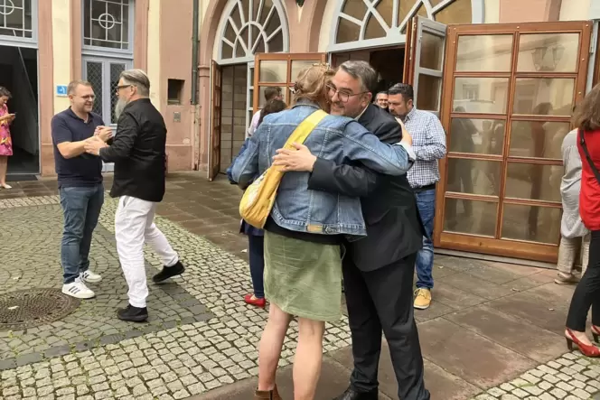Marc Weigel nimmt nach seinem Sieg bei der OB-Wahl Gratulationen im Innenhof des Rathauses entgegen. Marc Weigel nimmt nach seinem Sieg bei der OB-Wahl Gratulationen im Innenhof des Rathauses entgegen.