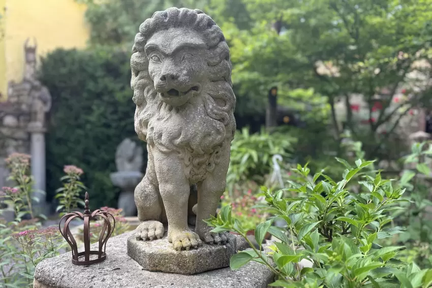 Ein Löwe im »Brunnengarten« der Familie Cirotzki in Rüssingen