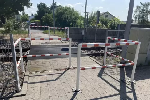 Die rot-weiß lackierten Absperrungen sollen verhindern, dass der unbeschrankte Bahnübergang von Fahrradfahrern einfach überfahre