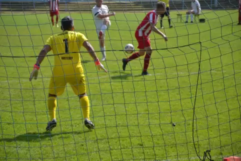 Die FG 08 Mutterstadt (weiß) erzielt im Finale den Anschlusstreffer gegen den späteren Sieger LSC. 