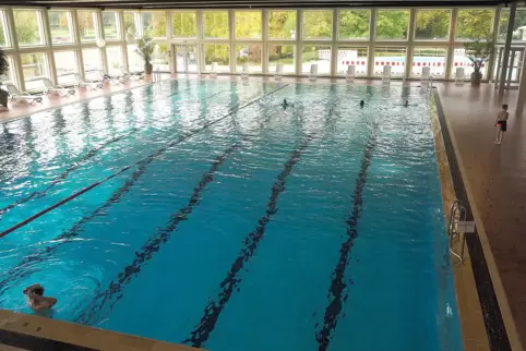 Schon ab dem frühen Nachmittag herrscht im Becken Leere. Schon ab dem frühen Nachmittag herrscht im Becken Leere.