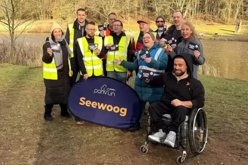 Veranstaltungsbotschafter Abdul Dogan mit Teilen des „Teams Seewoog Parkrun“, das insgesamt 17 Teilnehmer umfasst.