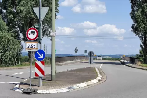 Die Bahnbrücke ist gesperrt und der Schwerlastverkehr wird über die Bahn- und die Bruchwiesenstraße umgeleitet. 