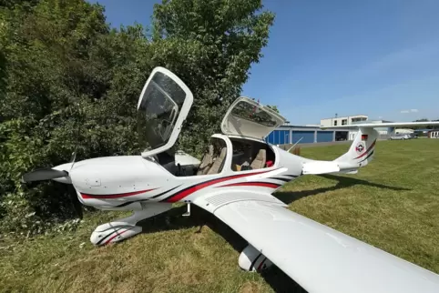 Das Kleinflugzeug hatte einen Unfall.