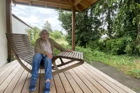Wo einst ein alter Schuppen stand, ist nun eine überdachte Freifläche samt Liegewiese. Auf der genießt Ursula Groß ihren Garten.