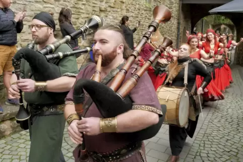 Sie sind auch in diesem Jahr wieder beim Mittelaltermarkt dabei: die Musikgruppe „Spilldeyvel“ beim Einzug auf Burg Lichtenberg.